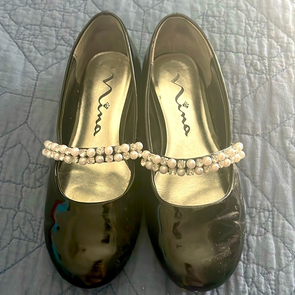 🖤Girl’s Nina black dress shoe with pearl and rhinestone accents. Size 13 1/2.